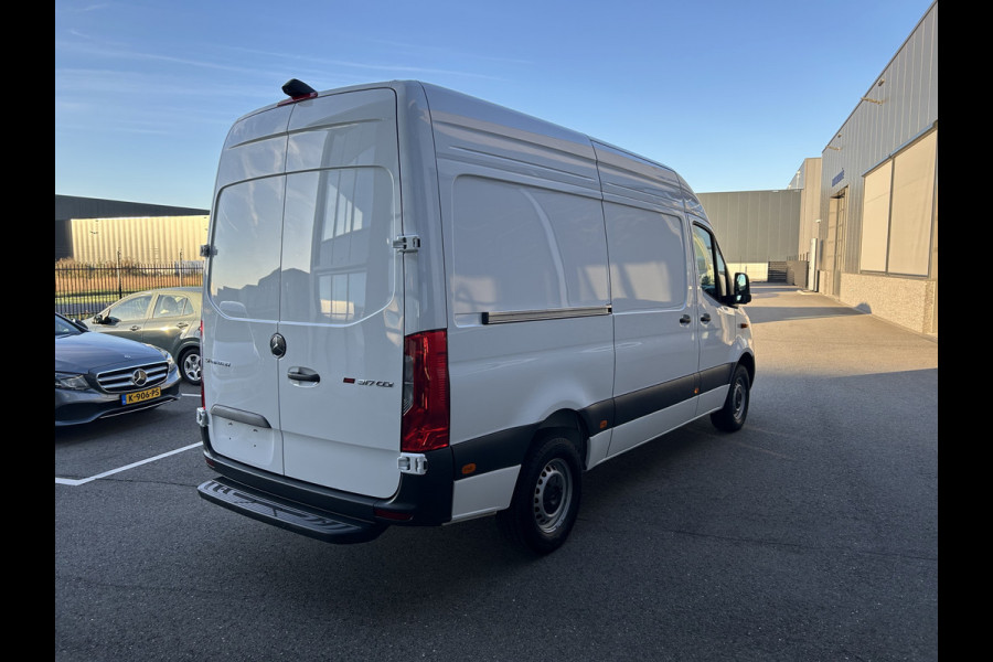 Mercedes-Benz Sprinter 317 CDI L2 H2 Pro LED / MBUX / Navigatie / Camera / Parkeersensoren / Cruise control / Airco