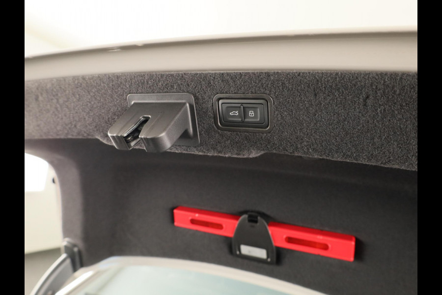 Audi A8 60 TFSI e quattro Lang 462 pk Tiptronic | Verlengde garantie | Navigatie | Panoramadak | Parkeersensoren (Park assist) | Rondomzicht camera | Stoelverwarming/ventilatie/massage v/a | B&O Soundsystem |