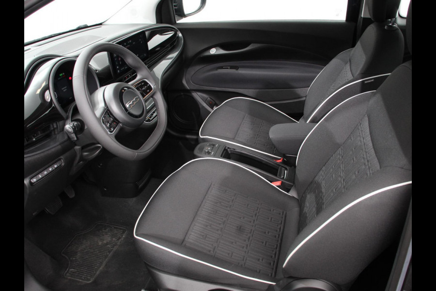 Fiat 500E Berline 42 kWh Automaat Climate control Cruise control Achteruitrijcamera Led Navigatie Apple Carplay/ Android Auto Lichtmetalen velgen Stoelverwarming