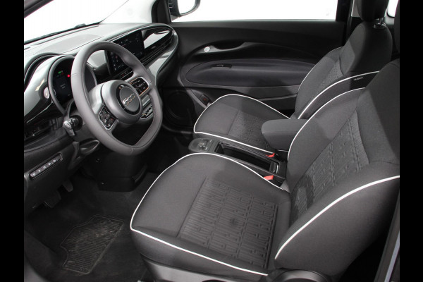 Fiat 500E Berline 42 kWh Automaat Climate control Cruise control Achteruitrijcamera Led Navigatie Apple Carplay/ Android Auto Lichtmetalen velgen Stoelverwarming