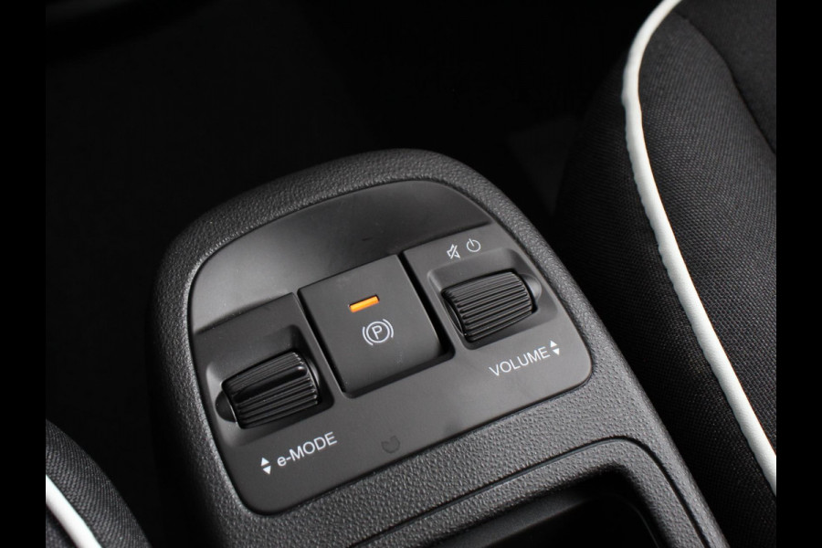 Fiat 500E Berline 42 kWh Automaat Climate control Cruise control Achteruitrijcamera Led Navigatie Apple Carplay/ Android Auto Lichtmetalen velgen Stoelverwarming