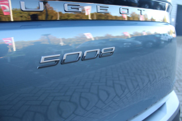 Peugeot 5008 1.2 Hybrid 145PK AUTOMAAT GT 7p | PANORAMISCH SCHUIFDAK PACK | 360° VISION & DRIVE ASSIST PLUS PACK: (360° CAMERA, BUITENSPIEGELS MET KANTELFUNCTIE, DRIVE ASSIST 2.0, DRAADLOZE TELEFOONLADER, ANTIDIEFSTALALARM) | BEKLEDING ALCANTARA/KUNSTLEDER | SEAT PACK COMFORT: (AGR BESTUUDERSSTOEL EN PASSAGIERSSTOEL ELEKTRISCH VERSTELBAAR MET MASSAGE FUNCTIE, BESTUUDERSSTOEL MET GEHEUGENFUNCTIE, BUITENSTE ZITPLAATSEN ACHTERBANK VERWARMBAAR) | GLANZEND ZWARTE DAKRAILS | BLUE INGARO  | 19" LICHTMETALEN VELGEN "BREDA" | DRAADLOZE TELEFOONLADER | APPLE CARPLAY/ANDROID AUTO DRAADLOOS |