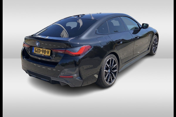 BMW i4 eDrive35 70 kWh M Sport / Camera / Leer&Alcantara / CarPlay / Luchtvering / Sfeerverlichting / 19'' / DAB / ACC Getint glas