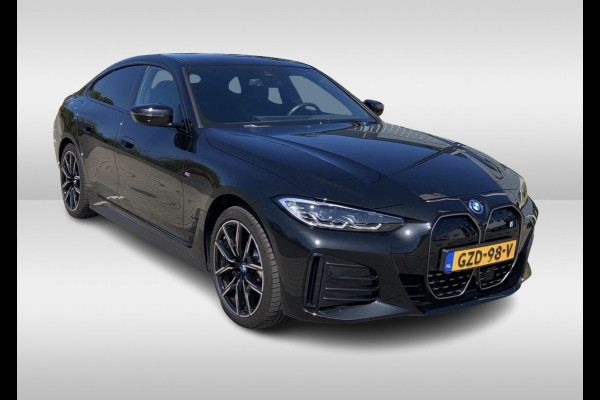 BMW i4 eDrive35 70 kWh M Sport / Camera / Leer&Alcantara / CarPlay / Luchtvering / Sfeerverlichting / 19'' / DAB / ACC Getint glas