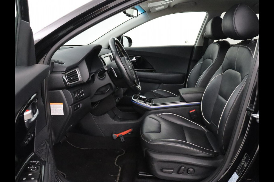 Kia e-Niro ExecutiveLine 64 kWh | SOH 93,9% | Leder | Memory | Stuur/stoel verwarming | Cruise control | Dodehoek detectie | JBL Sound | Carplay | Camera | Park assist | Achterbank verwarming