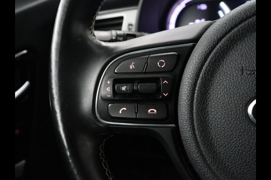 Kia e-Niro ExecutiveLine 64 kWh | SOH 93,9% | Leder | Memory | Stuur/stoel verwarming | Cruise control | Dodehoek detectie | JBL Sound | Carplay | Camera | Park assist | Achterbank verwarming