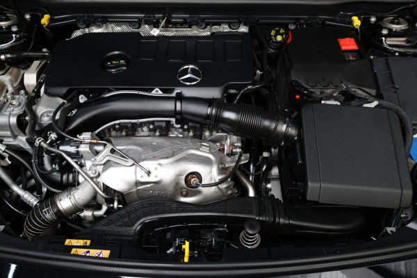 Mercedes-Benz A-Klasse 220 AMG MULTIBEAM/VIRTUAL/SFEER/LEER+S.VERWARMING+MEMORY/19"/CAM/ACC/ECC/12 MDN GARANTIE!