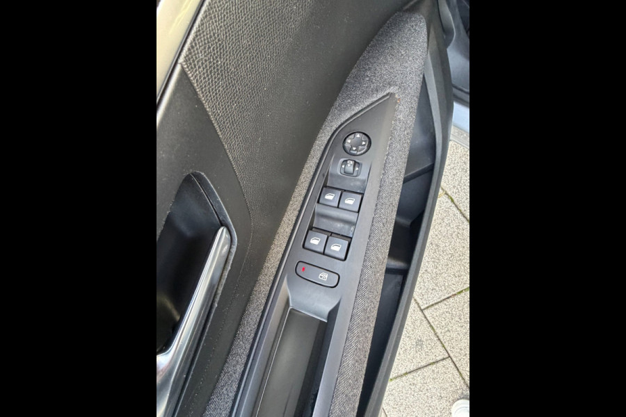 Peugeot 5008 1.2 PureTech Active Business - AUTOMAAT I 7 Persoons I Navigatie I Airco I LED I PDC I Sport velgen I Dealer onderh.