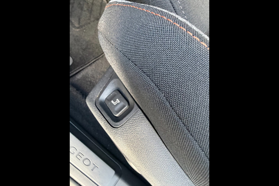 Peugeot 5008 1.2 PureTech Active Business - AUTOMAAT I 7 Persoons I Navigatie I Airco I LED I PDC I Sport velgen I Dealer onderh.