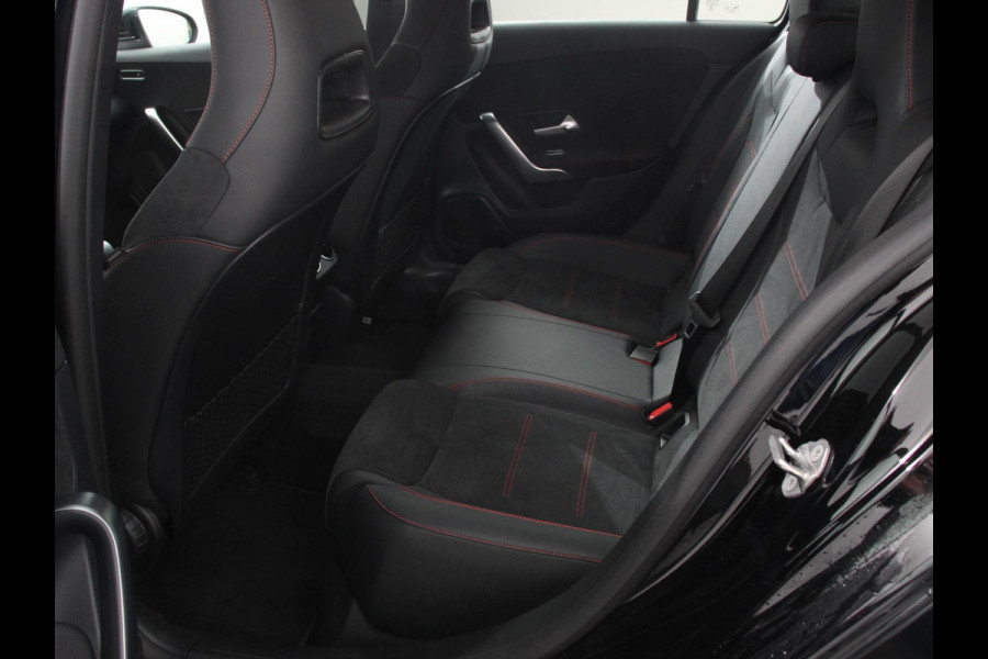 Mercedes-Benz A-Klasse 200 Automaat AMG Line Navigatie Climate Control Camera Virtual Cockpit Led Stoelverwarming Cruise control Parkeersensoren