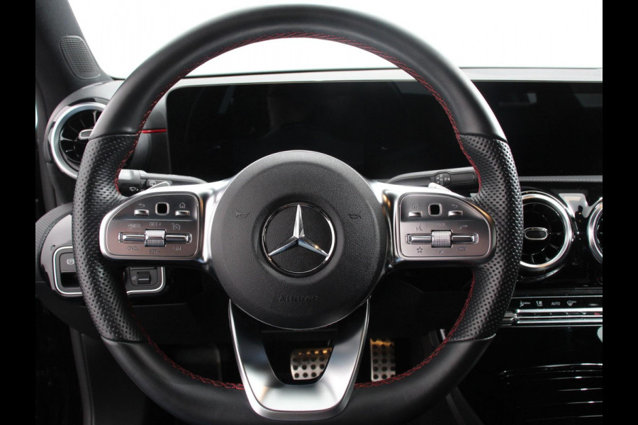 Mercedes-Benz A-Klasse 200 Automaat AMG Line Navigatie Climate Control Camera Virtual Cockpit Led Stoelverwarming Cruise control Parkeersensoren