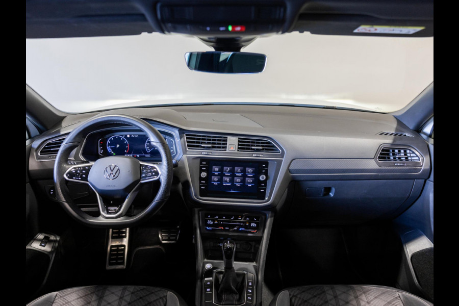 Volkswagen Tiguan Allspace 1.5 TSI R-Line Blackstyle 7p. / 150pk / Panorama dak / Stoel en stuur verwarming / Achteruitrij camera /