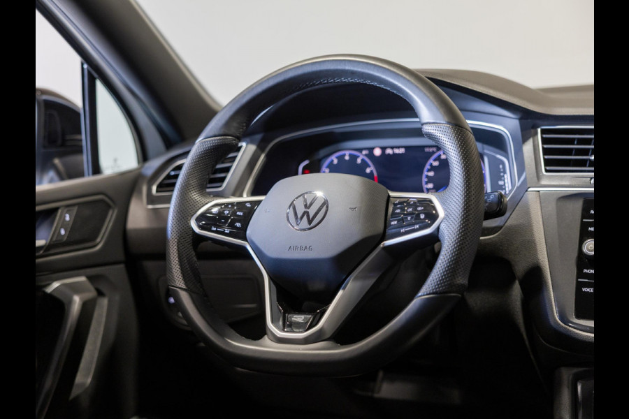Volkswagen Tiguan Allspace 1.5 TSI R-Line Blackstyle 7p. / 150pk / Panorama dak / Stoel en stuur verwarming / Achteruitrij camera /