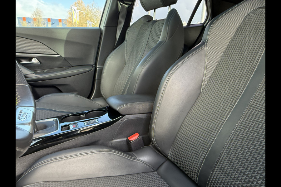 Peugeot 2008 BWJ 2021 | 1.2T 131PK GT | PANO DAK | TREKHAAK | CLIMA | NAVI | LEDER/STOF | CAMERA A | PDC | CARPLAY |
