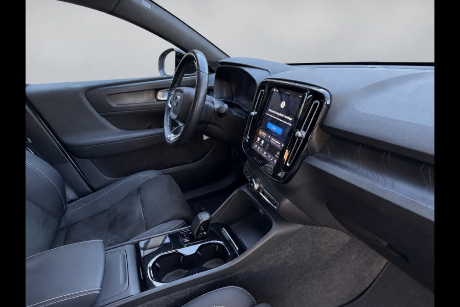 Volvo C40 Recharge Plus 69 kWh, panoramadak, 20 inch,camera,electr bedienbare trekhaak, 1 e eigenaar, Origineel NL auto met nap