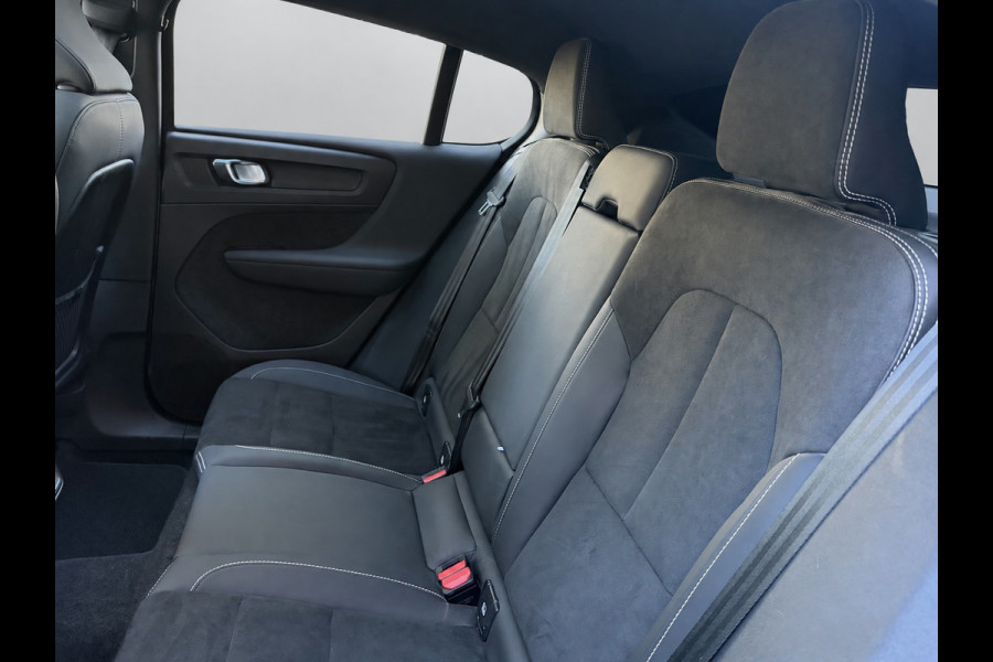 Volvo C40 Recharge Plus 69 kWh, panoramadak, 20 inch,camera,electr bedienbare trekhaak, 1 e eigenaar, Origineel NL auto met nap