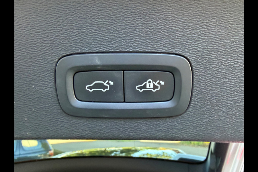 Volvo C40 Recharge Plus 69 kWh, panoramadak, 20 inch,camera,electr bedienbare trekhaak, 1 e eigenaar, Origineel NL auto met nap