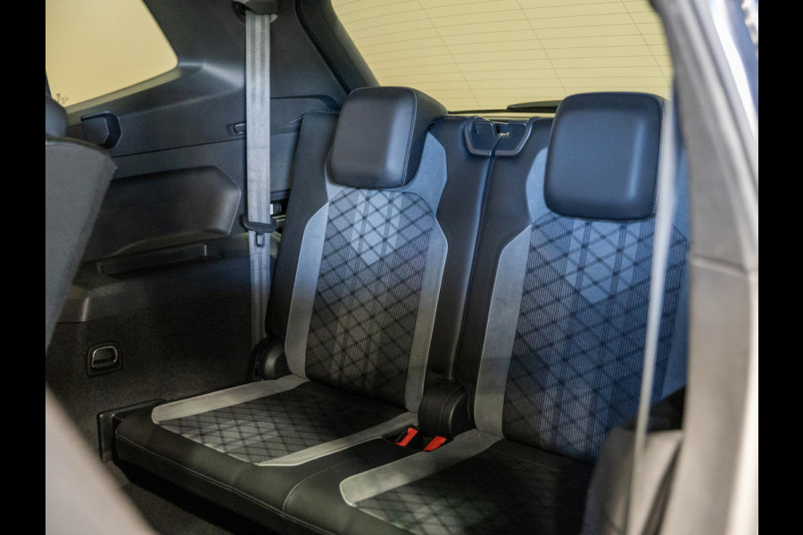 Volkswagen Tiguan Allspace 1.5 TSI R-Line Business+ 7p. / 150pk / Trekhaak / Panorama dak / Achteruitrij camera /