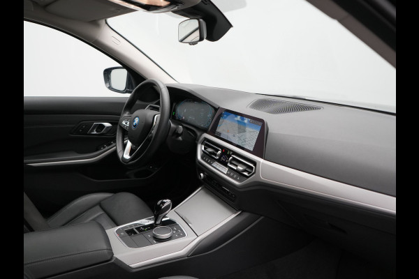 BMW 3 Serie Touring 330e Sportline PHEV 293pk Dealer O.H. | SOH 90,9% | Panodak | Adaptive Cruise | Head Up | 360 Camera | Lederen Sportstoelen & Stuur Verwarmd | Keyless | BLIS | Apple Carplay | Navigatie | DAB | Plug In Hybrid |