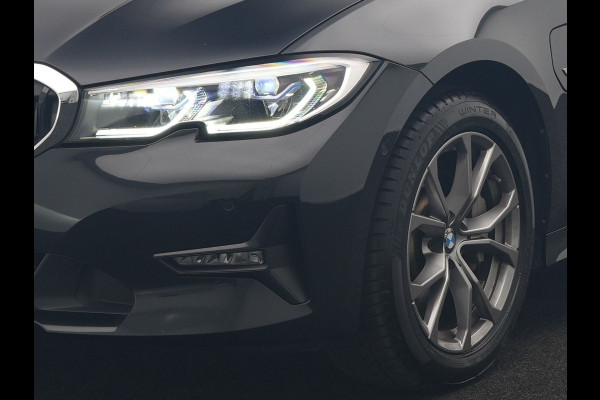 BMW 3 Serie Touring 330e Sportline PHEV 293pk Dealer O.H. | SOH 90,9% | Panodak | Adaptive Cruise | Head Up | 360 Camera | Lederen Sportstoelen & Stuur Verwarmd | Keyless | BLIS | Apple Carplay | Navigatie | DAB | Plug In Hybrid |
