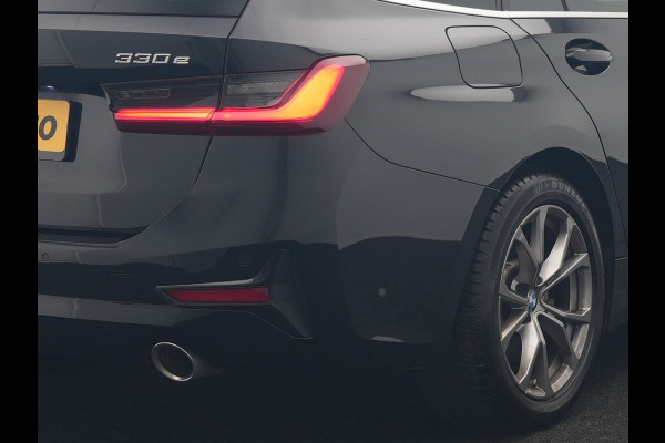 BMW 3 Serie Touring 330e Sportline PHEV 293pk Dealer O.H. | SOH 90,9% | Panodak | Adaptive Cruise | Head Up | 360 Camera | Lederen Sportstoelen & Stuur Verwarmd | Keyless | BLIS | Apple Carplay | Navigatie | DAB | Plug In Hybrid |