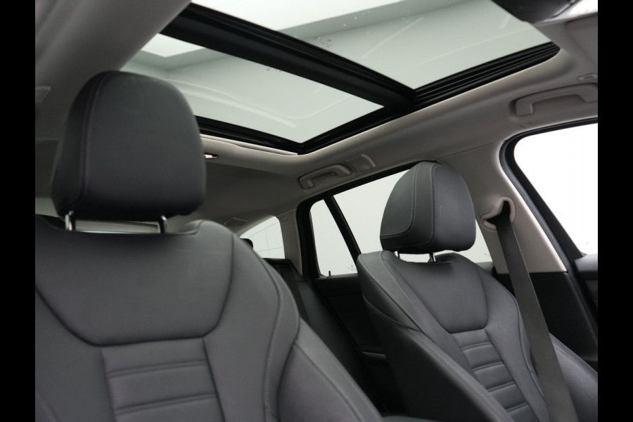 BMW 3 Serie Touring 330e Sportline PHEV 293pk Dealer O.H. | SOH 90,9% | Panodak | Adaptive Cruise | Head Up | 360 Camera | Lederen Sportstoelen & Stuur Verwarmd | Keyless | BLIS | Apple Carplay | Navigatie | DAB | Plug In Hybrid |