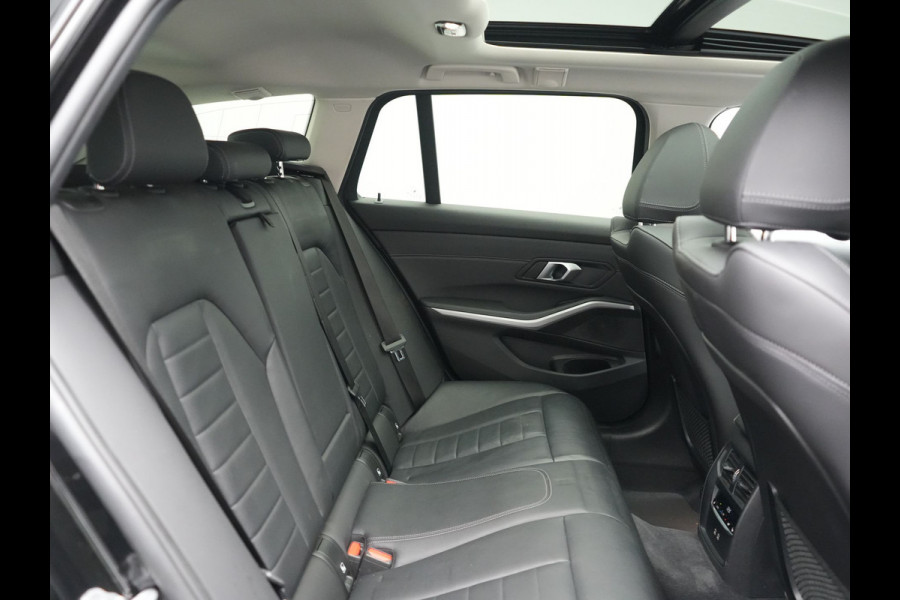 BMW 3 Serie Touring 330e Sportline PHEV 293pk Dealer O.H. | SOH 90,9% | Panodak | Adaptive Cruise | Head Up | 360 Camera | Lederen Sportstoelen & Stuur Verwarmd | Keyless | BLIS | Apple Carplay | Navigatie | DAB | Plug In Hybrid |