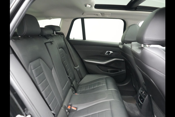 BMW 3 Serie Touring 330e Sportline PHEV 293pk Dealer O.H. | SOH 90,9% | Panodak | Adaptive Cruise | Head Up | 360 Camera | Lederen Sportstoelen & Stuur Verwarmd | Keyless | BLIS | Apple Carplay | Navigatie | DAB | Plug In Hybrid |
