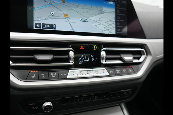 BMW 3 Serie Touring 330e Sportline PHEV 293pk Dealer O.H. | SOH 90,9% | Panodak | Adaptive Cruise | Head Up | 360 Camera | Lederen Sportstoelen & Stuur Verwarmd | Keyless | BLIS | Apple Carplay | Navigatie | DAB | Plug In Hybrid |