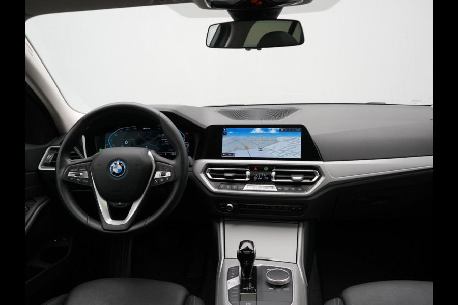 BMW 3 Serie Touring 330e Sportline PHEV 293pk Dealer O.H. | SOH 90,9% | Panodak | Adaptive Cruise | Head Up | 360 Camera | Lederen Sportstoelen & Stuur Verwarmd | Keyless | BLIS | Apple Carplay | Navigatie | DAB | Plug In Hybrid |