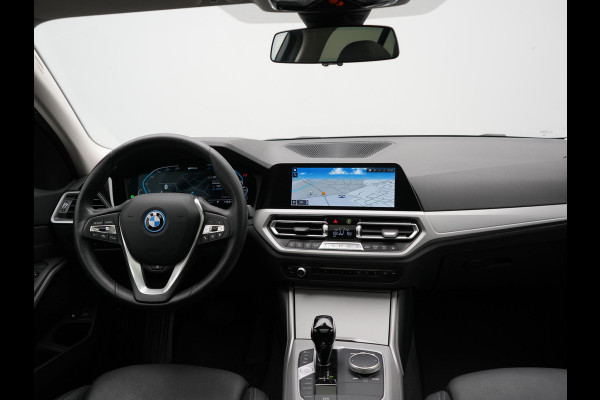BMW 3 Serie Touring 330e Sportline PHEV 293pk Dealer O.H. | SOH 90,9% | Panodak | Adaptive Cruise | Head Up | 360 Camera | Lederen Sportstoelen & Stuur Verwarmd | Keyless | BLIS | Apple Carplay | Navigatie | DAB | Plug In Hybrid |
