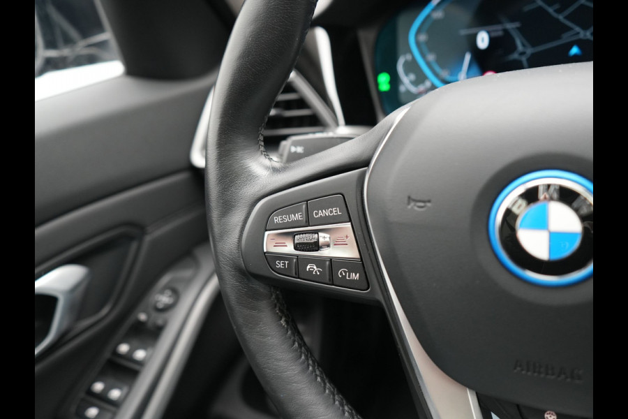BMW 3 Serie Touring 330e Sportline PHEV 293pk Dealer O.H. | SOH 90,9% | Panodak | Adaptive Cruise | Head Up | 360 Camera | Lederen Sportstoelen & Stuur Verwarmd | Keyless | BLIS | Apple Carplay | Navigatie | DAB | Plug In Hybrid |