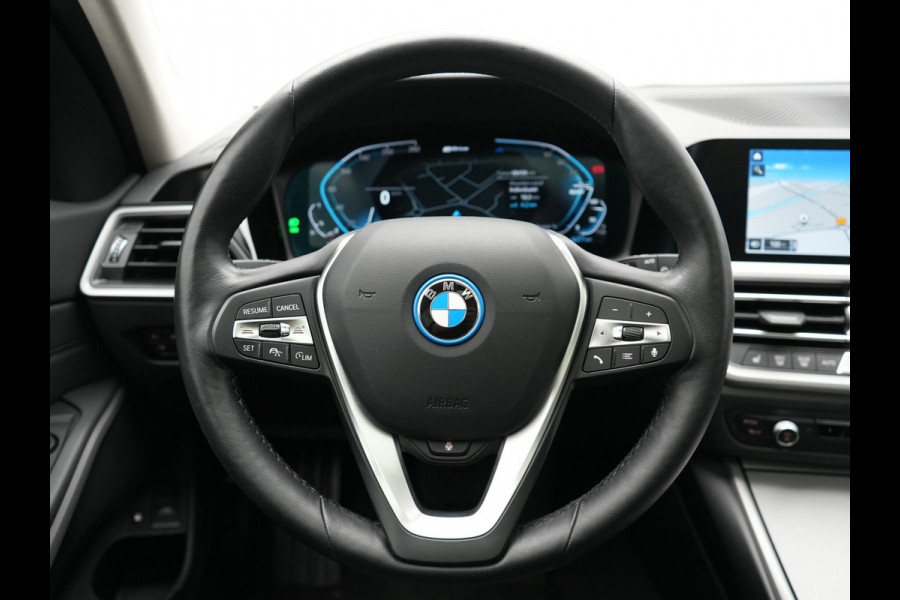 BMW 3 Serie Touring 330e Sportline PHEV 293pk Dealer O.H. | SOH 90,9% | Panodak | Adaptive Cruise | Head Up | 360 Camera | Lederen Sportstoelen & Stuur Verwarmd | Keyless | BLIS | Apple Carplay | Navigatie | DAB | Plug In Hybrid |