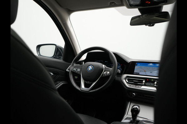 BMW 3 Serie Touring 330e Sportline PHEV 293pk Dealer O.H. | SOH 90,9% | Panodak | Adaptive Cruise | Head Up | 360 Camera | Lederen Sportstoelen & Stuur Verwarmd | Keyless | BLIS | Apple Carplay | Navigatie | DAB | Plug In Hybrid |