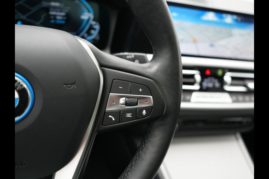 BMW 3 Serie Touring 330e Sportline PHEV 293pk Dealer O.H. | SOH 90,9% | Panodak | Adaptive Cruise | Head Up | 360 Camera | Lederen Sportstoelen & Stuur Verwarmd | Keyless | BLIS | Apple Carplay | Navigatie | DAB | Plug In Hybrid |