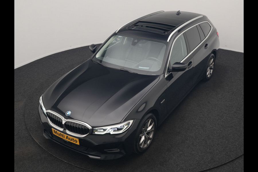 BMW 3 Serie Touring 330e Sportline PHEV 293pk Dealer O.H. | SOH 90,9% | Panodak | Adaptive Cruise | Head Up | 360 Camera | Lederen Sportstoelen & Stuur Verwarmd | Keyless | BLIS | Apple Carplay | Navigatie | DAB | Plug In Hybrid |