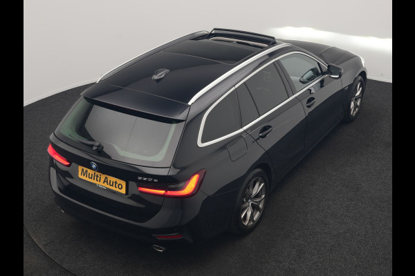 BMW 3 Serie Touring 330e Sportline PHEV 293pk Dealer O.H. | SOH 90,9% | Panodak | Adaptive Cruise | Head Up | 360 Camera | Lederen Sportstoelen & Stuur Verwarmd | Keyless | BLIS | Apple Carplay | Navigatie | DAB | Plug In Hybrid |