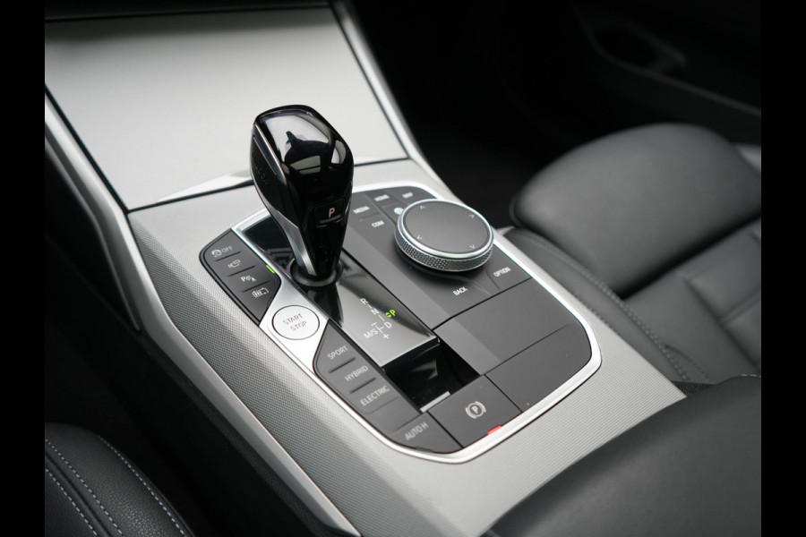 BMW 3 Serie Touring 330e Sportline PHEV 293pk Dealer O.H. | SOH 90,9% | Panodak | Adaptive Cruise | Head Up | 360 Camera | Lederen Sportstoelen & Stuur Verwarmd | Keyless | BLIS | Apple Carplay | Navigatie | DAB | Plug In Hybrid |