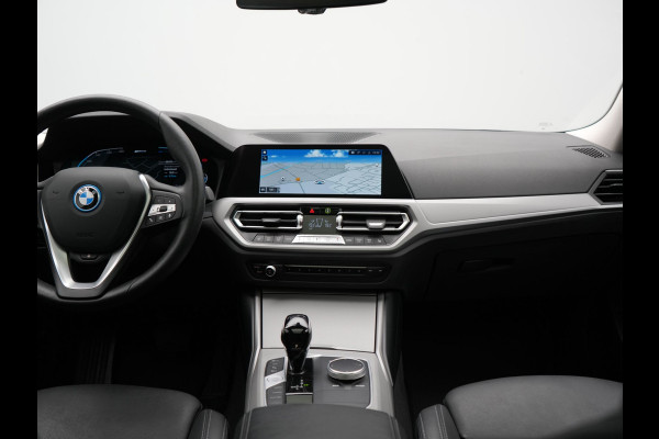 BMW 3 Serie Touring 330e Sportline PHEV 293pk Dealer O.H. | SOH 90,9% | Panodak | Adaptive Cruise | Head Up | 360 Camera | Lederen Sportstoelen & Stuur Verwarmd | Keyless | BLIS | Apple Carplay | Navigatie | DAB | Plug In Hybrid |