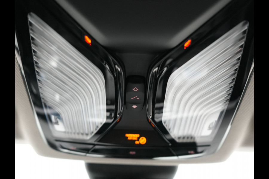 BMW 3 Serie Touring 330e Sportline PHEV 293pk Dealer O.H. | SOH 90,9% | Panodak | Adaptive Cruise | Head Up | 360 Camera | Lederen Sportstoelen & Stuur Verwarmd | Keyless | BLIS | Apple Carplay | Navigatie | DAB | Plug In Hybrid |