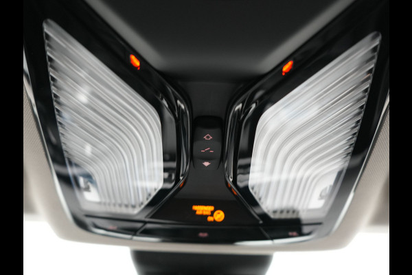 BMW 3 Serie Touring 330e Sportline PHEV 293pk Dealer O.H. | SOH 90,9% | Panodak | Adaptive Cruise | Head Up | 360 Camera | Lederen Sportstoelen & Stuur Verwarmd | Keyless | BLIS | Apple Carplay | Navigatie | DAB | Plug In Hybrid |