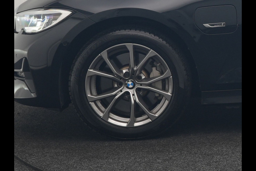 BMW 3 Serie Touring 330e Sportline PHEV 293pk Dealer O.H. | SOH 90,9% | Panodak | Adaptive Cruise | Head Up | 360 Camera | Lederen Sportstoelen & Stuur Verwarmd | Keyless | BLIS | Apple Carplay | Navigatie | DAB | Plug In Hybrid |