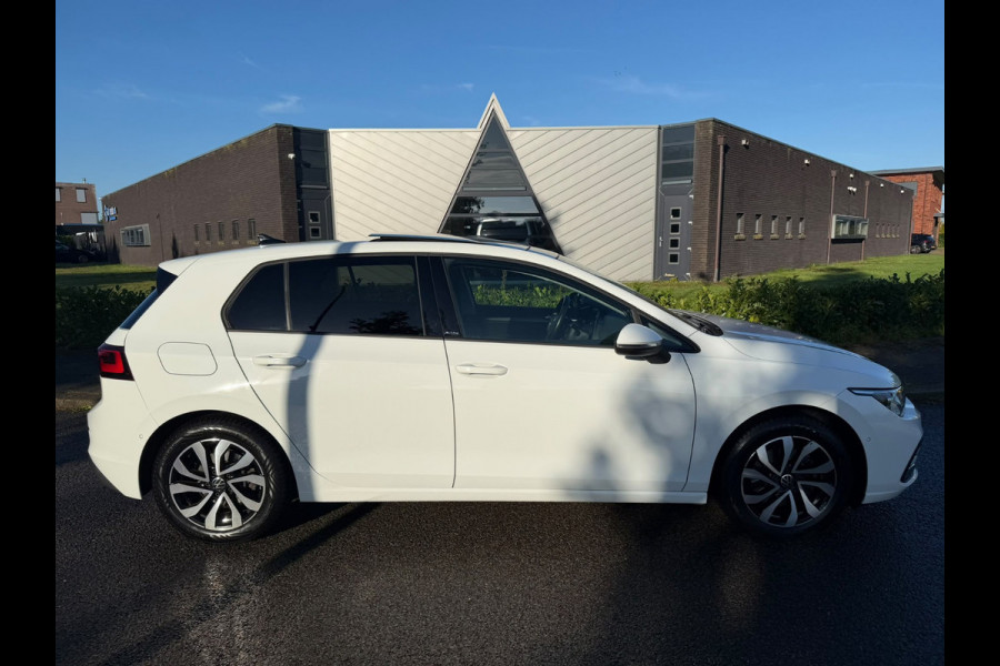Volkswagen Golf 2.0 TDI Active Business | Automaat | Panorama dak | Digitaal Cockpit | Camera | IQ Light