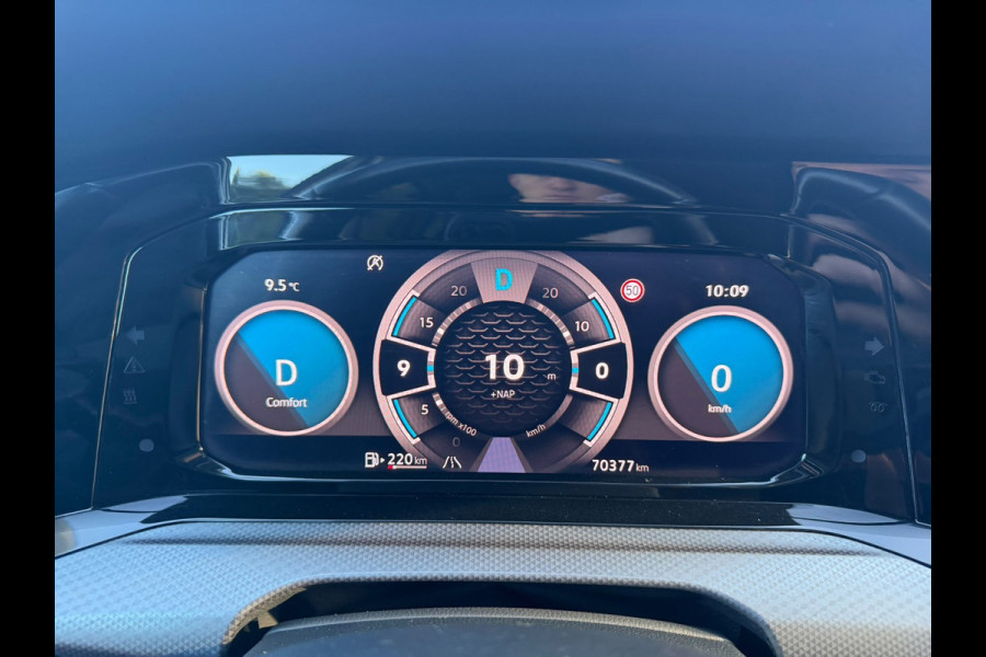 Volkswagen Golf 2.0 TDI Active Business | Automaat | Panorama dak | Digitaal Cockpit | Camera | IQ Light