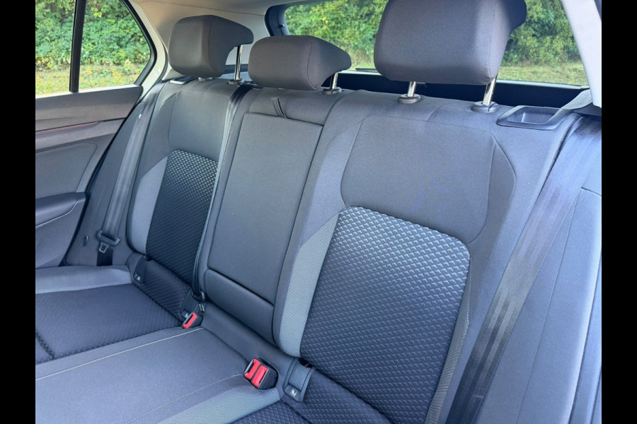 Volkswagen Golf 2.0 TDI Active Business | Automaat | Panorama dak | Digitaal Cockpit | Camera | IQ Light