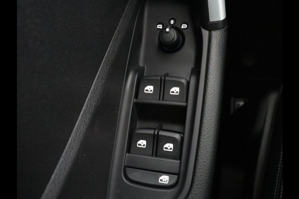 Audi Q2 1.4 TFSI CoD Triple S-Line | Half leder | Stoelverwarming | Trekhaak | Cruise control | Navigatie | Bluetooth | Climate control | Full LED