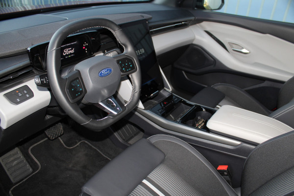 Ford Capri Extended Range RWD 77kWh ELEKTRISCH ! Nov. 2025, slechts 2.500km ! Camera, adapt. cruise cntrl, navigatie, metallic lak, Apple Carplay/Android auto, stoel- en stuurwielverw., side- en lane assist, elektr. verstelb. stoel met massagefunctie etc.  etc