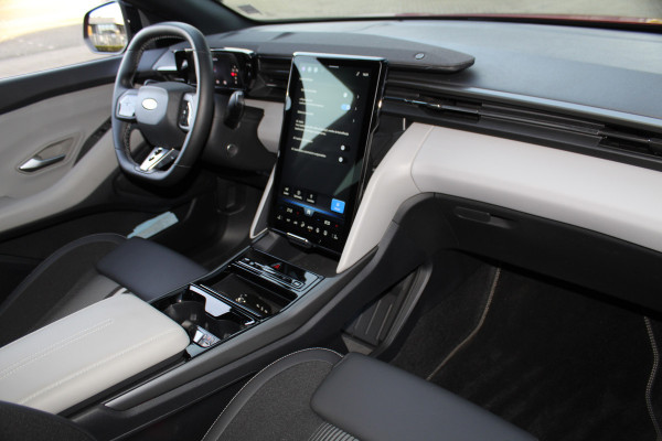 Ford Capri Extended Range RWD 77kWh ELEKTRISCH ! Nov. 2025, slechts 2.500km ! Camera, adapt. cruise cntrl, navigatie, metallic lak, Apple Carplay/Android auto, stoel- en stuurwielverw., side- en lane assist, elektr. verstelb. stoel met massagefunctie etc.  etc