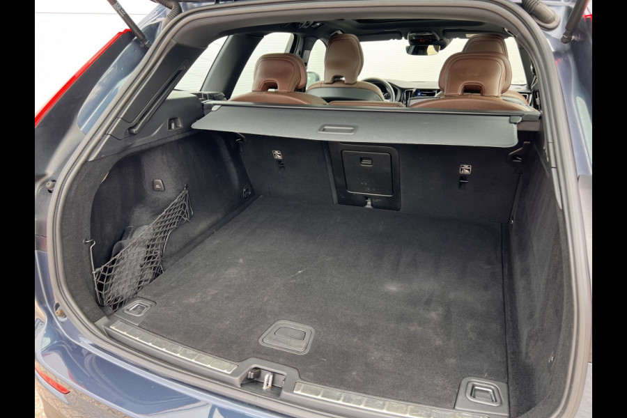 Volvo XC60 2.0 B5 250pk Momentum Exclusive Automaat / Trekhaak / Leder