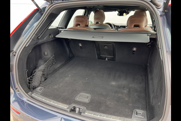 Volvo XC60 2.0 B5 250pk Momentum Exclusive Automaat / Trekhaak / Leder